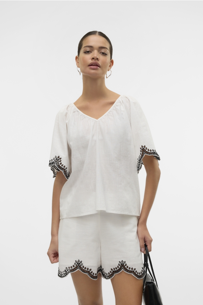 VMDIANA 2/4 V-NECK TOP WVN BTQ 10329098 SNOW WHITE/BLACK EMB